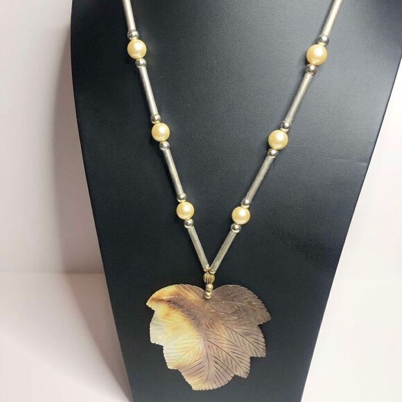 1098 Vintage seashell faux pearl iridescent Shell pendant Beach necklace 22" - Picture 2 of 3